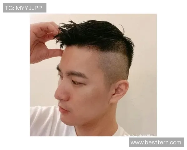 寸头足球星展现阳刚魅力尽显运动风采引领年轻人潮流趋势